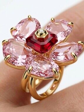 Swarovski Idyllia Ring – Pink Heart Crystals, Red Center Stone, Gold-Tone Band